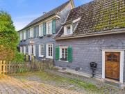 Wohnen im Grünen: Zweifamilienhaus mit eigenem Wald und...