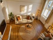 Wohnen wie ein Kunstwerk – Altbau im EG mit...