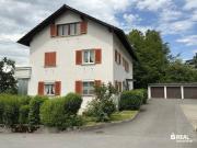 Wohnhaus in sehr guter Lage mit 3 Wohnungen, Garagen und...