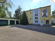 Wohnhaus mit 2.200m² großem Grundstück, Halle und Garagen