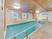 Wohnhaus mit Bürotrakt und Pool im Untergeschoss auf...