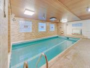 Wohnhaus mit Bürotrakt und Pool im Untergeschoss auf...