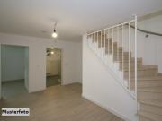 Wohnhaus mit Doppelgarage in ruhiger und guter Wohnlage Wohnhaus mit Doppelgarage in ruhiger und guter Wohnlage
