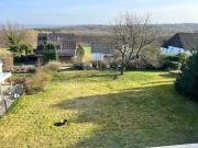 Wohnhaus mit Garagen und Stellplätzen