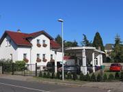 Wohnhaus mit Garagen und vielseitig nutzbarer Gewerbeeinheit