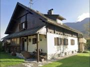 Wohnhaus mit großen Garten