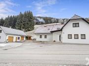 Wohnhaus mit mehreren Nebengebäuden