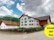 Wohnhaus mit Oekonomiegebäuden und 4'800 m2 Land