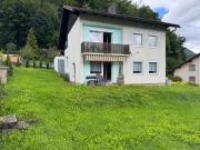 Wohnhaus mit südseitigem Balkon u. Terrasse, 2 Garagen,...