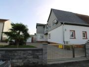 Wohnträume leben: Gehobenes Zweifamilienhaus in...