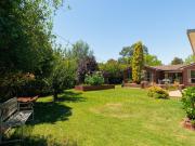 Wonderful position close to parkland!