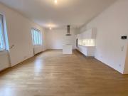 Wunderbare 4 Zimmer Altbau Wohnung mit großer Loggia in...