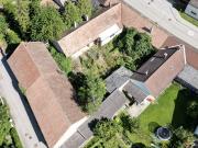 WUNDERSCHÖNER, UNEINSICHTIGER GARTEN mit BESTANDSGEBÄUDE...