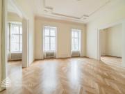 Wunderschönes 7 Zimmer Büro mit Balkon in...