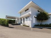 Zeitgenössische Villa in ausgezeichnetem Zustand auf...