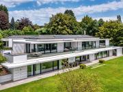Zeitgenössische Villa mit 10 Zimmern an einer...