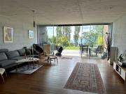 Zeitgenössisches Architektenhaus mit Ausblick auf See...