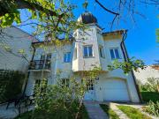 Zeitlose Stadtvilla mit Zwiebelturm und Gartenparadies...