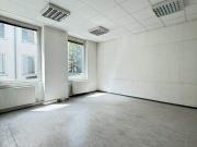 Zentrale Bürofläche mit 10 Zimmern und Stellplatz –...