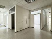 Zentrale Bürofläche mit 10 Zimmern und Stellplatz –...