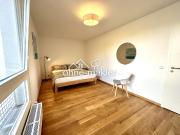 Zentrale & kernsanierte 3 Zimmer Wohnung mit Loggia und...