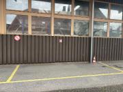 zentraler und überdachter Parkplatz zu vermieten