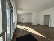 Zentrales Geschäftslokal mit großen Schaufenstern