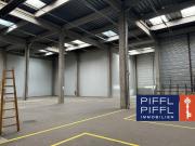 Zentrales Lagerobjekt mit Rampen