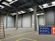 Zentrales Lagerobjekt mit Rampen