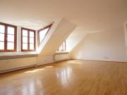 Schöne Dachgeschoss Wohnung am Zentrum