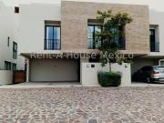 ZIBATA.Casa en venta 3 niveles 3 recamaras 5 baños 2...