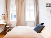 Zimmer in einer möblierten und ausgestatteten...