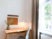 Zimmer in einer möblierten und ausgestatteten...