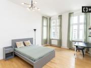 Zimmer in großzügiger und stilvoller Wohnung in Berlin