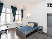 Zimmer in großzügiger und stilvoller Wohnung in Berlin