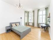 Zimmer in großzügiger und stilvoller Wohnung in Berlin