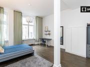 Zimmer in großzügiger und stilvoller Wohnung in Berlin