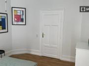 Zimmer zu vermieten in einer 5 Zimmer Wohnung in Frankfurt