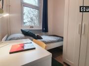 Zimmer zu vermieten in einer Wohnung mit 3 Schlafzimmern...