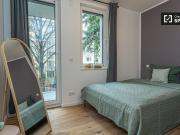 Zimmer zu vermieten in Wohnung mit 4 Schlafzimmern in Berlin Zimmer zu vermieten in Wohnung mit 4 Schlafzimmern in Berlin