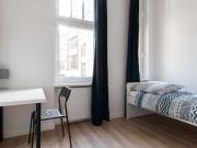 Zimmer zu vermieten in Wohnung mit 5 Schlafzimmern in... Zimmer zu vermieten in Wohnung mit 5 Schlafzimmern in...