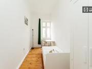 Zimmer zu vermieten in Wohnung mit 6 Schlafzimmern in Berlin