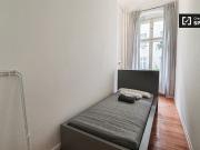 Zimmer zu vermieten in Wohnung mit 6 Schlafzimmern in Berlin