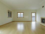 Zome Portugal Apartamento T3 com varanda e garagem no L...