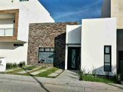 Zona Plateada, Casa 1 Piso 2 Recámaras, Jardín