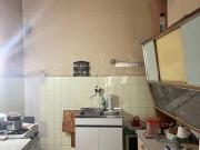 Zu sanierende Altbauwohnung im ersten Stock, Innenhoflage