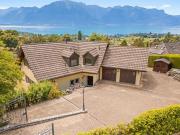 Zum See gerichtet geräumige Villa mit 7,5 Zimmern von 320 m²