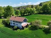 Zum Verkauf steht ein prächtiges 8 Zimmer Jura Gebäude...