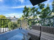 ZWEI BALKONE CHARMANTE UND HELLE DACHGESCHOSSWOHNUNG IN...