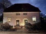 Zwei Doppelhaushälften, freistehend mit Garten. Ideal...